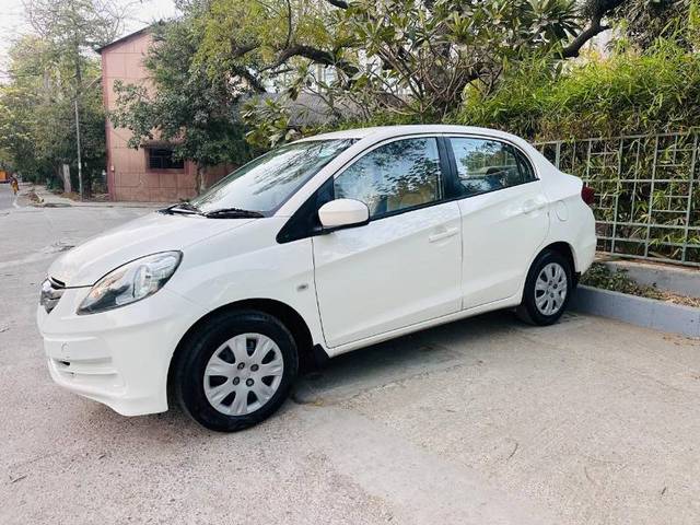 https://images10.gaadi.com/usedgaadi-sellcar/UsedCar/d5ebafb5a/0667c5af-a03e-40a0-8be8-89f7088dd787.jpg?imwidth=6400