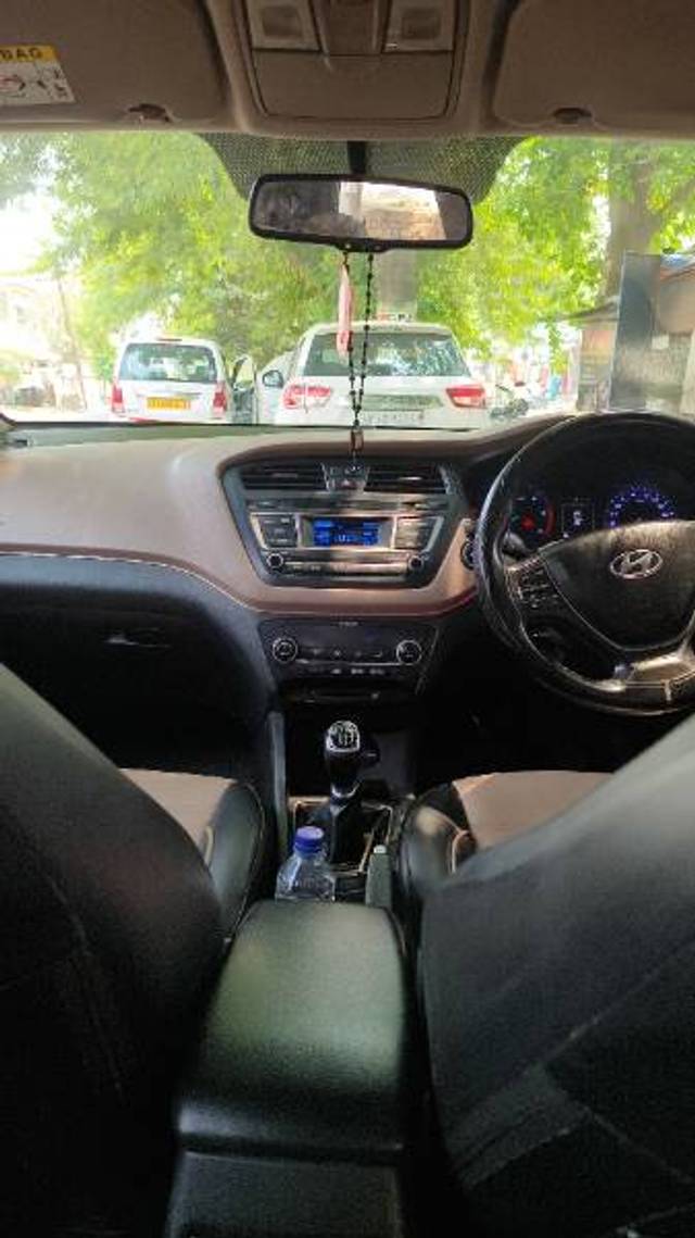 https://images10.gaadi.com/usedgaadi-sellcar/UsedCar/d5ec07a2a/422842fe-1134-4a7c-93e4-b2d1c0e4f362.jpeg?imwidth=6402