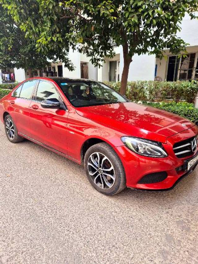 https://images10.gaadi.com/usedgaadi-sellcar/UsedCar/d5f0e5e7a/bbd9041d-16aa-47cf-a20d-21a2e2a4acfb.jpg?imwidth=6400