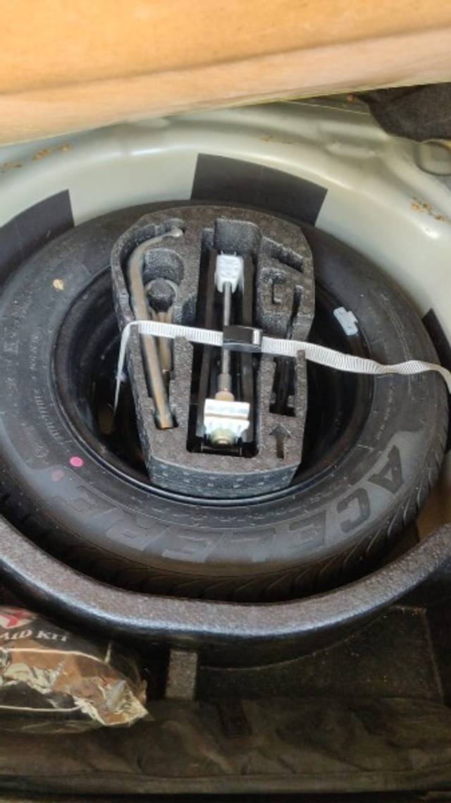 https://images10.gaadi.com/usedgaadi-sellcar/UsedCar/d5f212aba/584d4f0b-438f-42cb-a6c2-f195b1d4aebe.jpeg?imwidth=6401