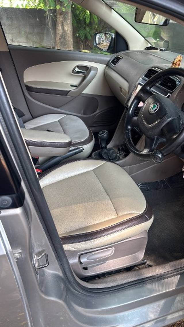 https://images10.gaadi.com/usedgaadi-sellcar/UsedCar/d5f56f7ca/8b3a009c-bcf0-47d0-9373-039142701f8f.jpeg?imwidth=6402