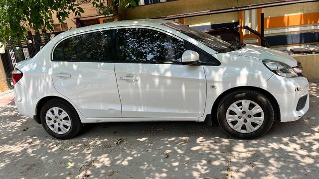 https://images10.gaadi.com/usedgaadi-sellcar/UsedCar/d5f61a3fa/523896c6-0f94-4b88-8421-9272f8724a4a.jpeg?imwidth=6400