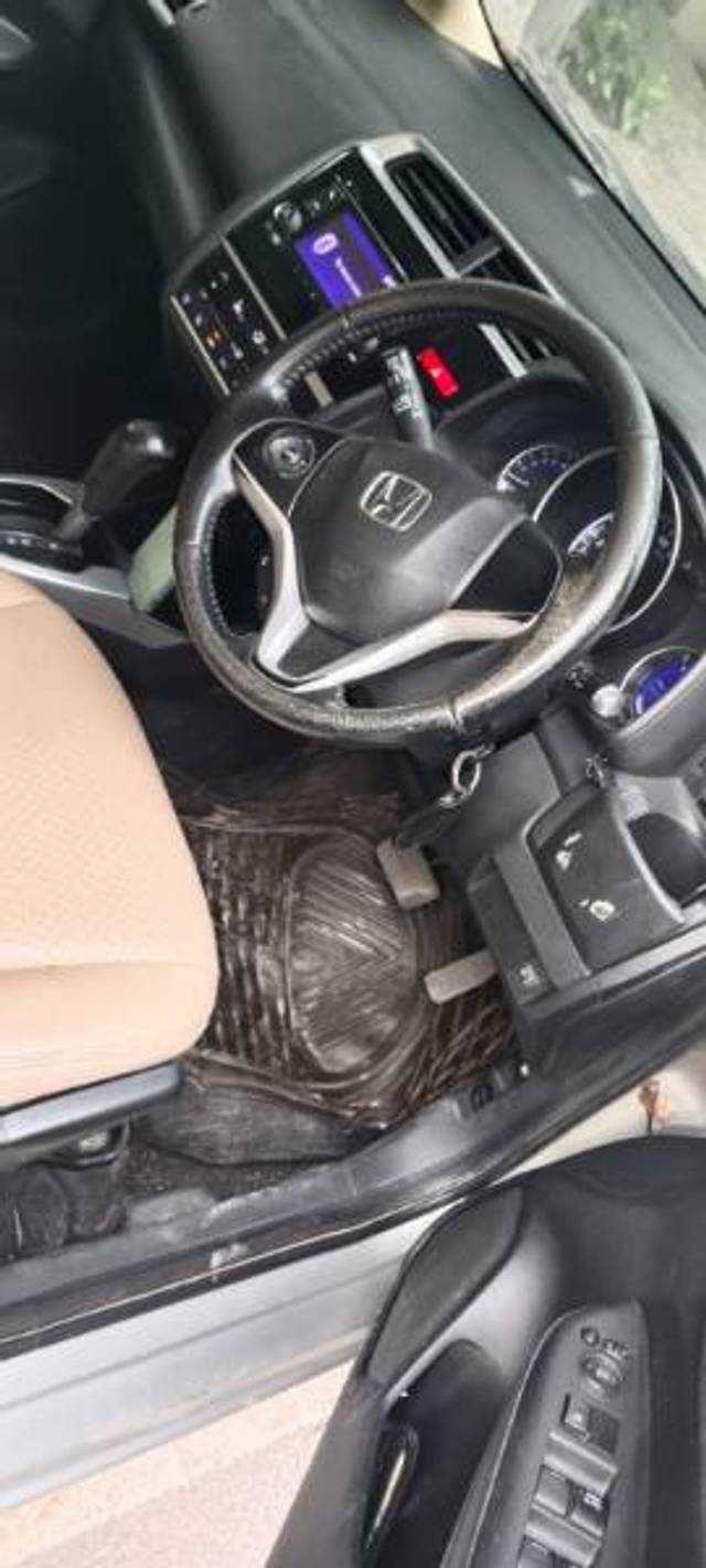 https://images10.gaadi.com/usedgaadi-sellcar/UsedCar/d5f6e1dca/4b04fda9-3986-4839-9775-f5b10ca1b15b.jpg?imwidth=6401