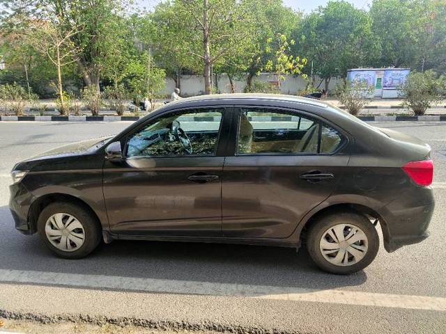 https://images10.gaadi.com/usedgaadi-sellcar/UsedCar/d5f91b85a/0bc51998-3391-4f3b-96ad-cc8427a06485.jpg?imwidth=6400
