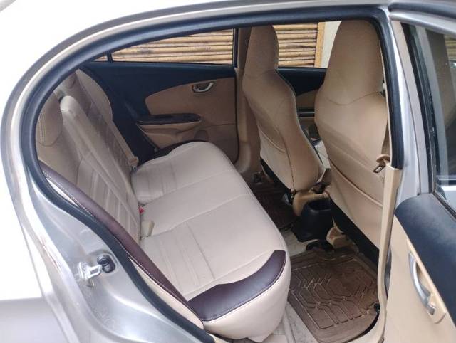 https://images10.gaadi.com/usedgaadi-sellcar/UsedCar/d5fb5069a/308f833e-6b74-486b-b5c5-f68d7d68496e.jpg?imwidth=6400