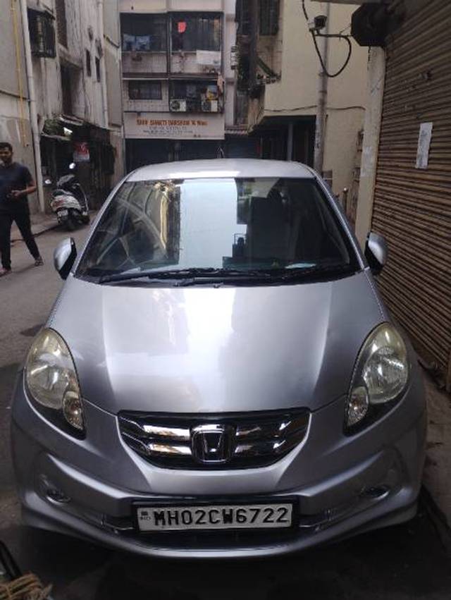 https://images10.gaadi.com/usedgaadi-sellcar/UsedCar/d5fb5069a/c48dff50-c597-4bb0-95f4-22af4668a1cf.jpg?imwidth=6402