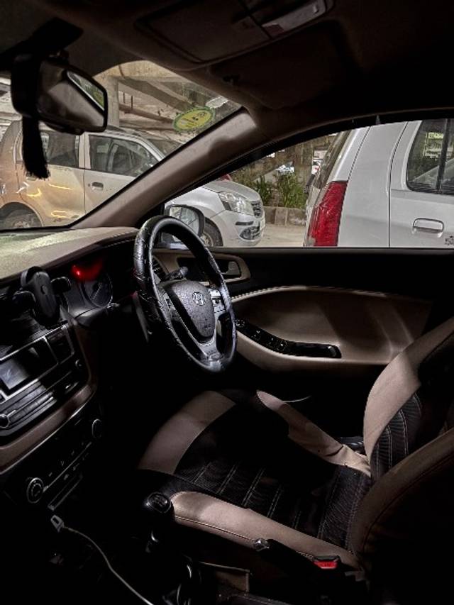 https://images10.gaadi.com/usedgaadi-sellcar/UsedCar/d5fcf6a1a/15b7bffc-6072-4558-912b-17c280f3bd9a.jpeg?imwidth=6400