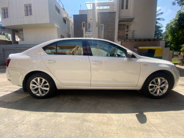 https://images10.gaadi.com/usedgaadi-sellcar/UsedCar/d6253b3b-411a-46d8-bb8d-ed61b9824f0b/082df602-fb01-4ff4-bfb9-70a6040ac7b0.jpeg?imwidth=6401