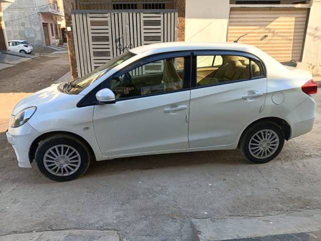 https://images10.gaadi.com/usedgaadi-sellcar/UsedCar/d69938ad-03fe-40f7-8629-5beaddd20197/60d539a7-ecf2-42da-984a-989c46712264.jpg?imwidth=6400