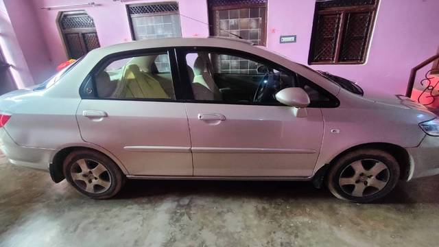 https://images10.gaadi.com/usedgaadi-sellcar/UsedCar/d7051f5f-232c-43ea-8030-6eca5193f3ad/1980a038-aafe-489d-aff6-6dffbd14167d.jpg?imwidth=6402