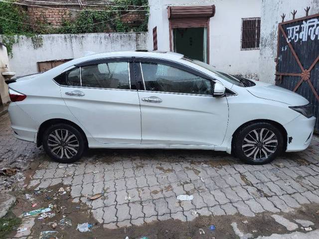 https://images10.gaadi.com/usedgaadi-sellcar/UsedCar/d7b5b23d-e18d-44dd-9d79-84b8380333f9/ca6b1f98-5958-4c43-9358-f5a2a4fb6c93.jpg?imwidth=6401