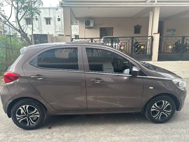 https://images10.gaadi.com/usedgaadi-sellcar/UsedCar/d9b2232e-0f51-4093-b061-c3f77290fd6c/de8e5c3e-6701-44d2-8295-abfb2b60b928.jpeg?imwidth=6401