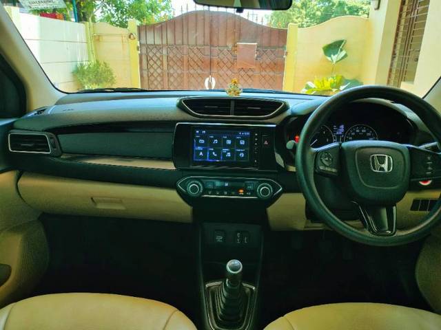 https://images10.gaadi.com/usedgaadi-sellcar/UsedCar/da3e6990-c44f-4763-9172-dc052c4fcea2/da9e5530-e6d3-46bb-86ce-e7206812aaeb.jpg?imwidth=6402