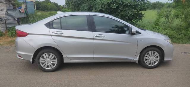 https://images10.gaadi.com/usedgaadi-sellcar/UsedCar/da6aaeea-b487-415a-823c-fcc2ce1583b1/b41ec6f0-b378-4388-9077-9d0a311649a3.jpg?imwidth=6401