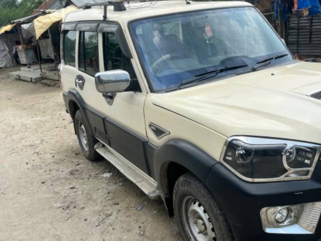 https://images10.gaadi.com/usedgaadi-sellcar/UsedCar/db2202f1-5c21-4050-9e9b-7de4ff4c6c31/3e70f612-5f1f-42a6-b619-ce4a6b757d49.jpeg?imwidth=6400