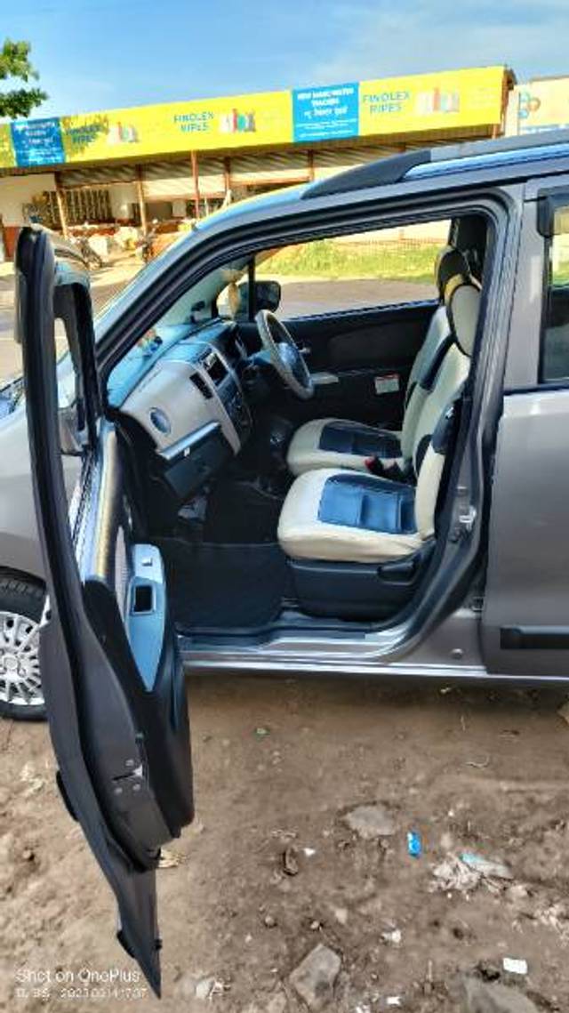 https://images10.gaadi.com/usedgaadi-sellcar/UsedCar/db313523-d38d-4cb5-b8ac-56b0be52aab8/a9da6584-1b24-4114-b6c3-8de792f3b7ca.jpg?imwidth=6402