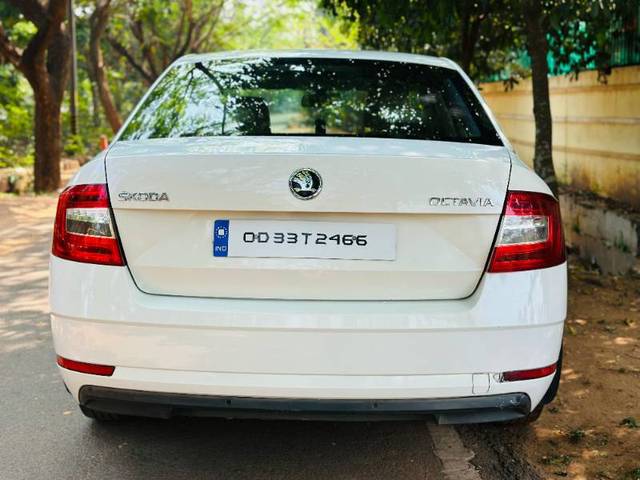 https://images10.gaadi.com/usedgaadi-sellcar/UsedCar/db7f2c44-e718-47aa-a64d-e87f8e380b6f/a5ee69e1-828f-4568-b94c-e8cb9e1cc284.jpg?imwidth=6401