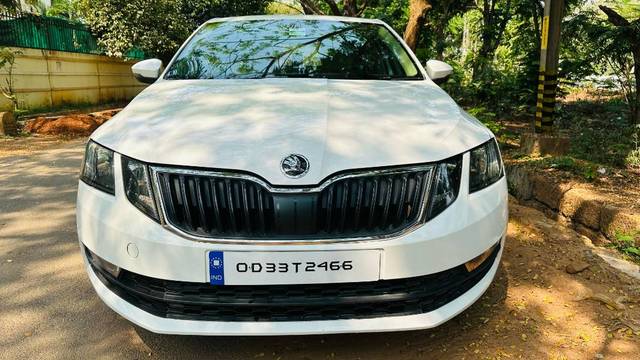 https://images10.gaadi.com/usedgaadi-sellcar/UsedCar/db7f2c44-e718-47aa-a64d-e87f8e380b6f/d29c6228-1af0-4b84-ab4e-8f616931a7c8.jpg?imwidth=6400