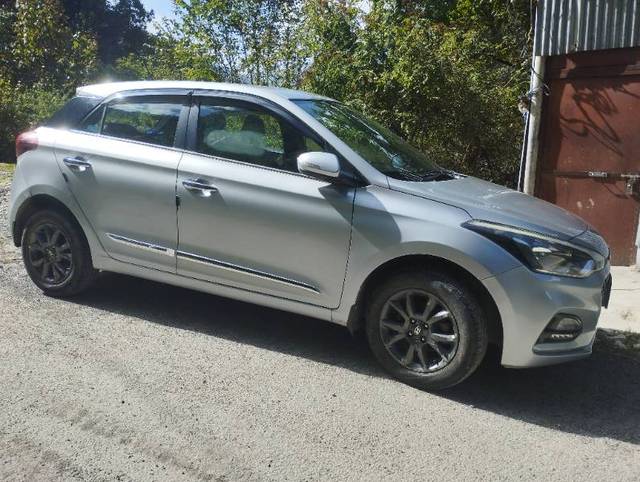 https://images10.gaadi.com/usedgaadi-sellcar/UsedCar/dcf4e7a9-fc01-486d-93a5-c1a613ef8b78/e50b3767-8d47-490a-8809-03d515236c9f.jpg?imwidth=6401