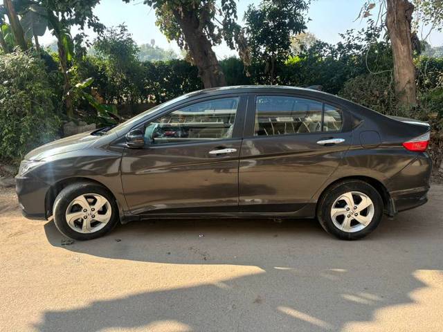 https://images10.gaadi.com/usedgaadi-sellcar/UsedCar/dd92920a-6605-4ba5-b154-753d985a6633/33e62c5b-af8a-4d6e-ace2-e3ef2c923c89.jpg?imwidth=6402