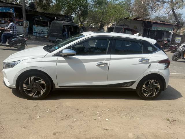 https://images10.gaadi.com/usedgaadi-sellcar/UsedCar/de75c265-a023-45c6-84cb-0f07a704b88b/eaebae93-2462-4a31-a125-318e2ed3da16.jpeg?imwidth=6402