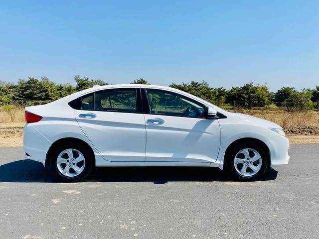 https://images10.gaadi.com/usedgaadi-sellcar/UsedCar/def18fdf-25f9-401d-841f-88f387b17c6d/7d84f74c-ba55-47e5-9118-4b63057f3b60.jpg?imwidth=6401