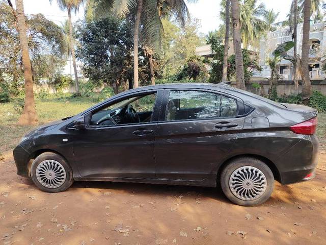 https://images10.gaadi.com/usedgaadi-sellcar/UsedCar/df48d65e-3f00-4d41-bf23-24a1bf49c771/d7db056e-d127-4ecd-9ea1-2634131ab4fa.jpg?imwidth=6402