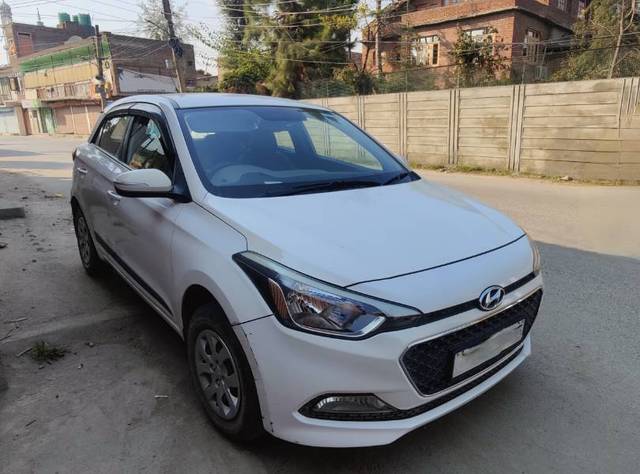 https://images10.gaadi.com/usedgaadi-sellcar/UsedCar/dfc5aef4-5de9-4a49-ab11-c6ab48a47705/effd07e9-80d5-4868-ab49-e6e101f9082c.jpg?imwidth=6400