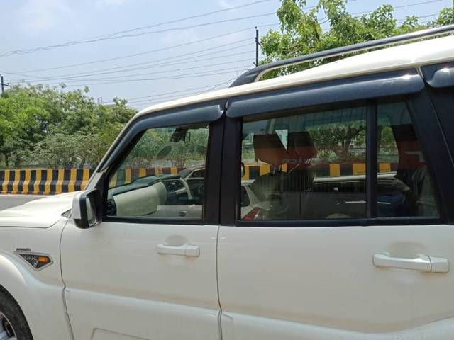 https://images10.gaadi.com/usedgaadi-sellcar/UsedCar/dfcfa67f-1f38-45af-942d-a3766a8d33bd/0f443352-59bc-4e57-b397-271c178a9ab7.jpg?imwidth=6401