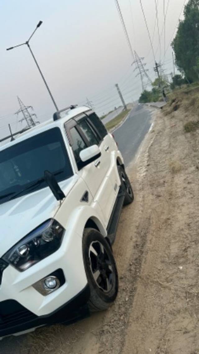 https://images10.gaadi.com/usedgaadi-sellcar/UsedCar/e08b3d6b-5446-4ca0-8996-26f29675e9e8/6672af89-08ab-4504-9257-302e20272887.jpeg?imwidth=6402