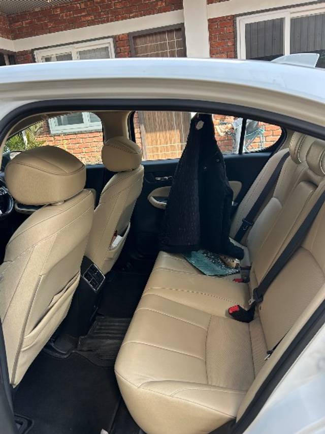 https://images10.gaadi.com/usedgaadi-sellcar/UsedCar/e0e13d42-48a2-445f-a992-ac0959bc8f50/518a400f-54da-428f-a168-4f1d6242b63a.jpeg?imwidth=6401