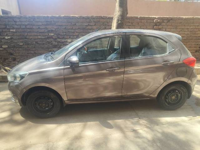 https://images10.gaadi.com/usedgaadi-sellcar/UsedCar/e10c7548-e6fb-49f0-a0fe-99ecd4ed1f16/b11a5693-96f3-4ec5-bdc6-681df8de2773.jpg?imwidth=6402