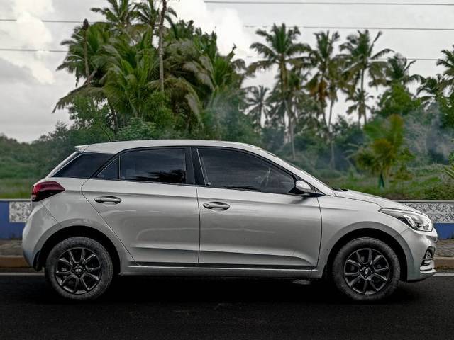 https://images10.gaadi.com/usedgaadi-sellcar/UsedCar/e131a945-c26c-4fa1-a1da-01b48ecdffd2/b863106d-3a80-4c3a-a74a-de2152c7c031.jpg?imwidth=6401