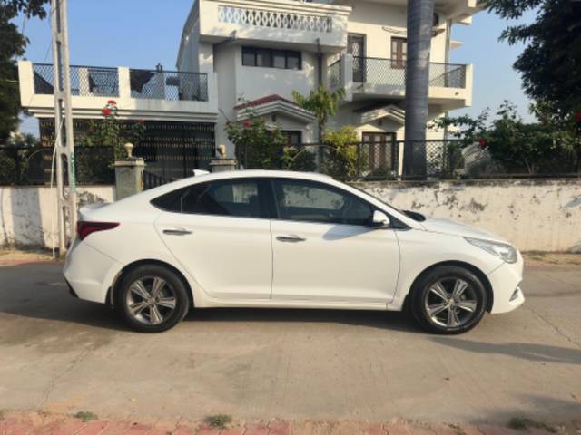 https://images10.gaadi.com/usedgaadi-sellcar/UsedCar/e21c8303-d2d2-4a96-ab9a-1004ddecc030/5bd88520-b2bd-4b4b-a587-5f2976549369.jpeg?imwidth=6401