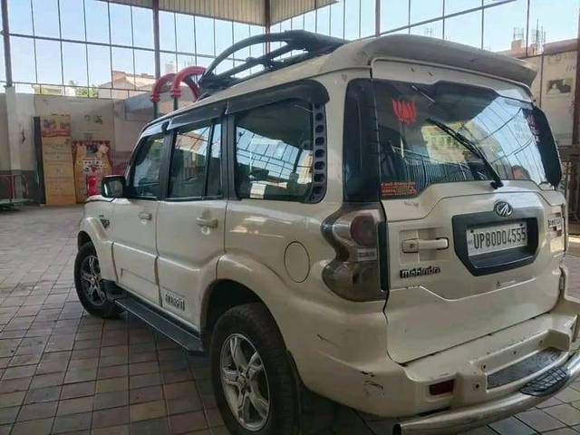 https://images10.gaadi.com/usedgaadi-sellcar/UsedCar/e24be81d-742c-4ea4-be0d-68c3cff2e7dc/40a24240-7156-488c-b8ff-672fb1f7ab9a.jpg?imwidth=6400