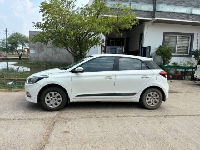 https://images10.gaadi.com/usedgaadi-sellcar/UsedCar/e2d09e17-5652-454b-9f42-8eec814680d9/46239133-8237-4d6e-af81-5395b4d3a13d.jpg?imwidth=6400