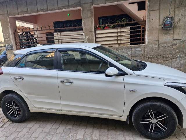 https://images10.gaadi.com/usedgaadi-sellcar/UsedCar/e2e98ce9-e0e8-4d56-84f0-0b08ece5ccd9/73eb1056-7fa5-4385-8f4a-f8bf77a6f0ab.jpg?imwidth=6400