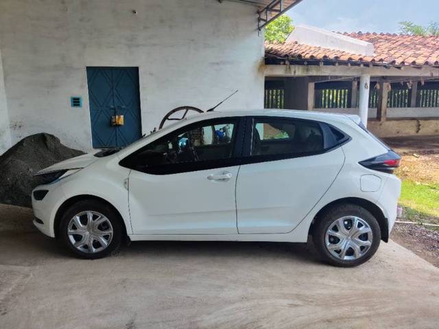 https://images10.gaadi.com/usedgaadi-sellcar/UsedCar/e359a8e6-8939-4866-8ddf-cd964230be4e/412b68b4-158e-4215-a8e9-407e2a2188ba.jpg?imwidth=6400