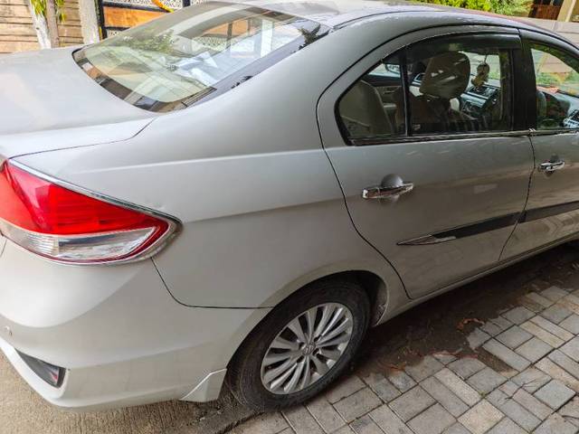 https://images10.gaadi.com/usedgaadi-sellcar/UsedCar/e41bd734-1238-4c91-97a1-2ca85b42b977/9b934243-9302-4b09-b26a-b11709c56da9.jpg?imwidth=6402