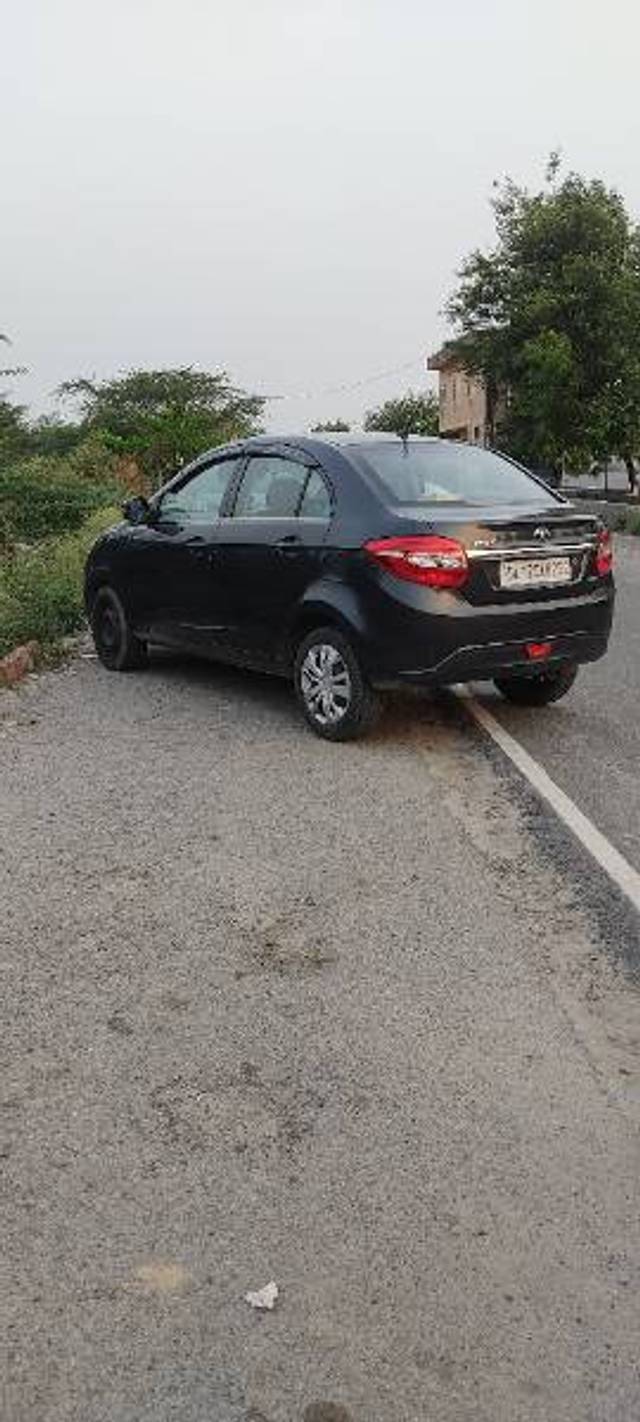 https://images10.gaadi.com/usedgaadi-sellcar/UsedCar/e4242394-c4b1-4d1a-81b7-da545e0d3261/17501802-010e-4ccc-a285-cccec80c9f83.jpg?imwidth=6400