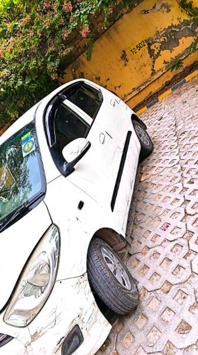https://images10.gaadi.com/usedgaadi-sellcar/UsedCar/e5003e86a/a6476a16-9301-4ad3-b969-bd164358c44d.jpg?imwidth=6402