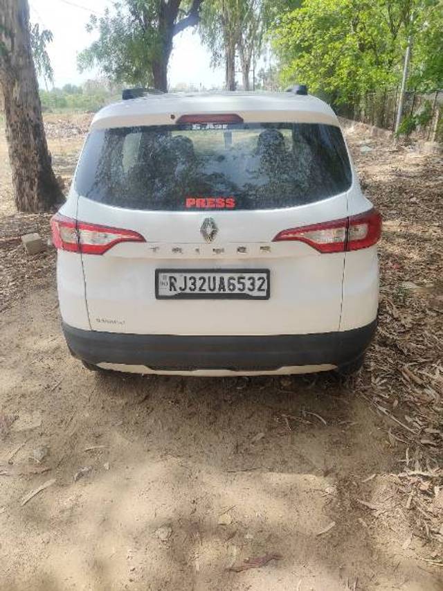https://images10.gaadi.com/usedgaadi-sellcar/UsedCar/e501679da/ef994345-63cb-4b5a-b7db-a07802b0fee3.jpg?imwidth=6400