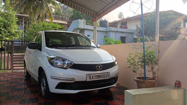 https://images10.gaadi.com/usedgaadi-sellcar/UsedCar/e501a4e5a/3352b721-3986-46a7-b312-a63418b20724.jpg?imwidth=6400