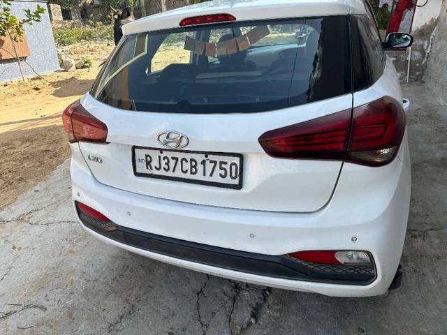 https://images10.gaadi.com/usedgaadi-sellcar/UsedCar/e502a64ea/69ab96da-34a2-4fcd-9f21-d88a8d6f0c07.jpg?imwidth=6401