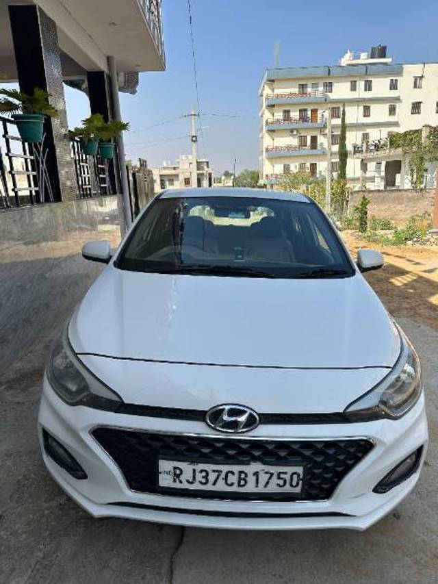 https://images10.gaadi.com/usedgaadi-sellcar/UsedCar/e502a64ea/8ddecc0e-8c0b-467f-a504-3853d83bb50f.jpg?imwidth=6400