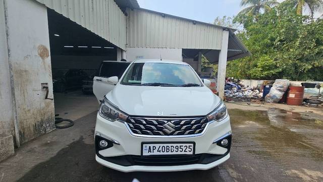 https://images10.gaadi.com/usedgaadi-sellcar/UsedCar/e503d614a/1534a163-8899-4097-be23-1b855ab47b9c.jpg?imwidth=6400