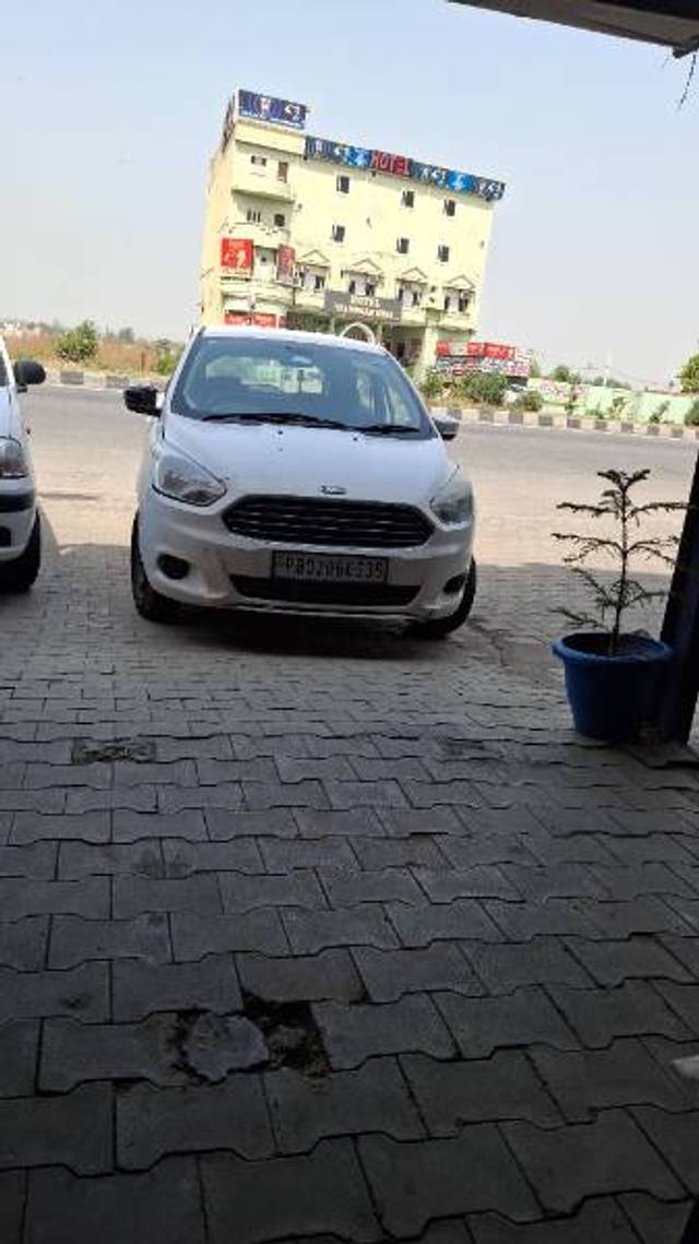 https://images10.gaadi.com/usedgaadi-sellcar/UsedCar/e503e938a/7fc7bfce-82df-4745-b881-069d6bef2c73.jpg?imwidth=6400
