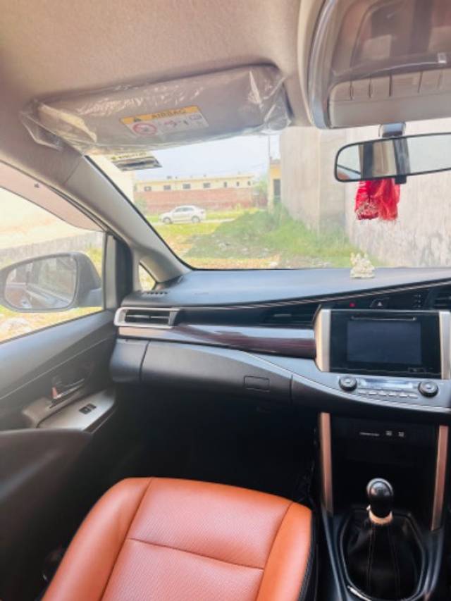 https://images10.gaadi.com/usedgaadi-sellcar/UsedCar/e504a40ea/9d05a575-9d48-4e1e-8b2b-87baff4a9091.jpeg?imwidth=6401