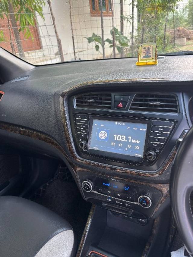 https://images10.gaadi.com/usedgaadi-sellcar/UsedCar/e505c429a/f092d265-2ca4-40a8-97f5-3aad16288627.jpeg?imwidth=6402