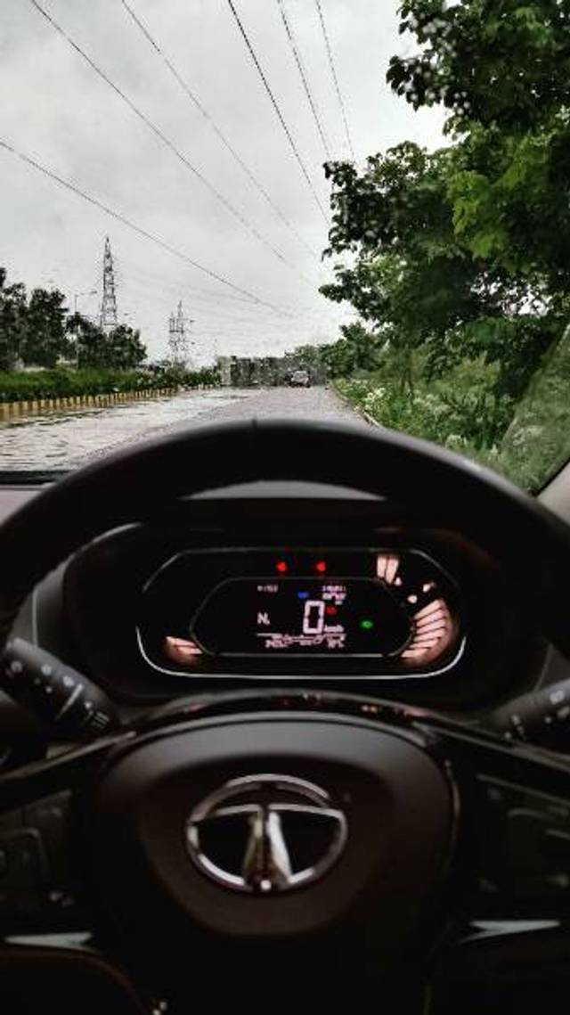 https://images10.gaadi.com/usedgaadi-sellcar/UsedCar/e505c8c8a/32d12010-0490-4391-99ed-d88b05cde4ad.jpg?imwidth=6402